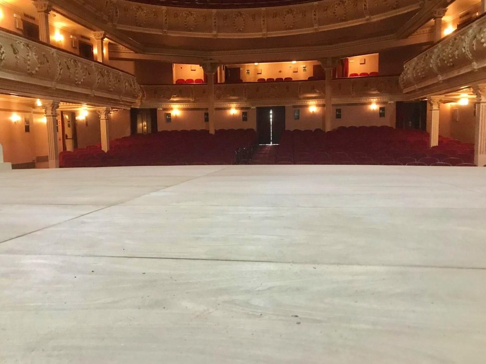 Tarima del escenario del Gran Teatro antes de ser pintada.