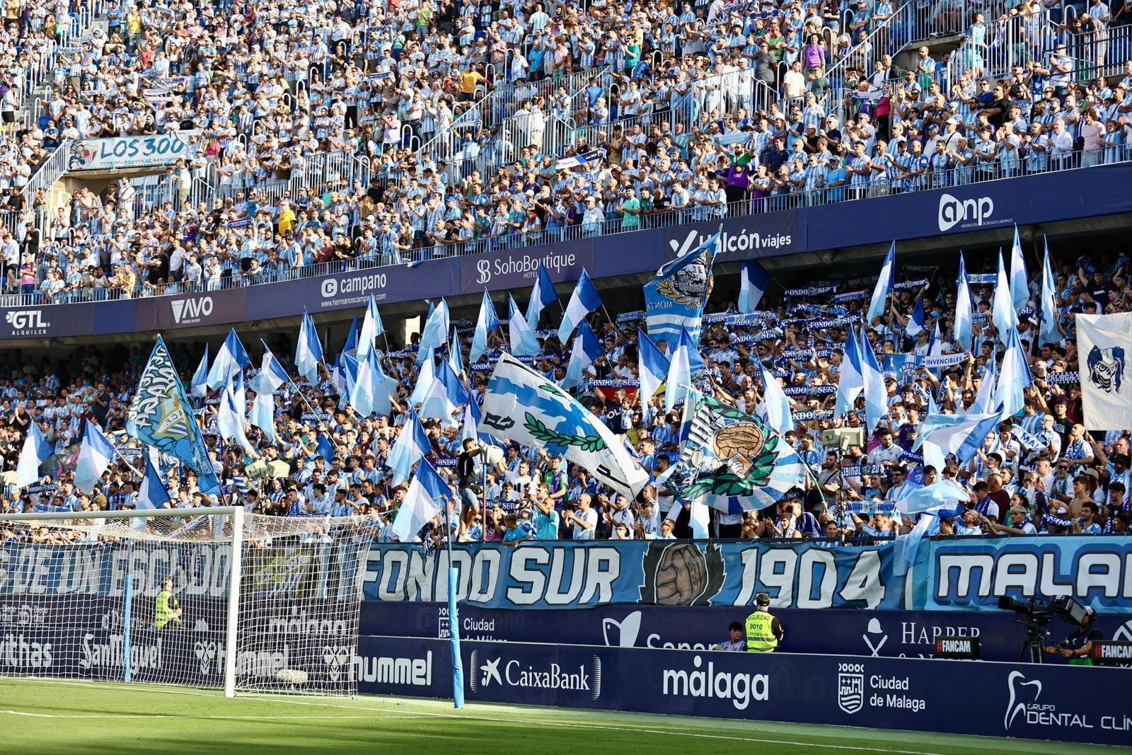 Búscate en las gradas de La Rosaleda durante el Málaga CF - SD Huesca