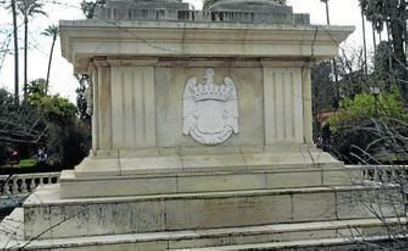 Imagen del escudo de los Reyes Católicos en la base del Monumento al Descubrimiento.