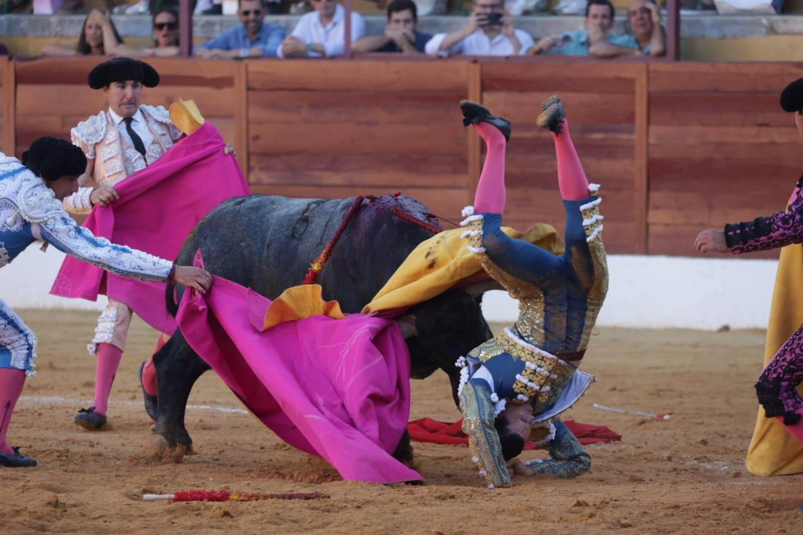 David Galván, torero de la tierra, sufrió un susto tremendo en su primer toro, que lo cogió por la espalda y lo tuvo a merced durante unos segundos eternos.