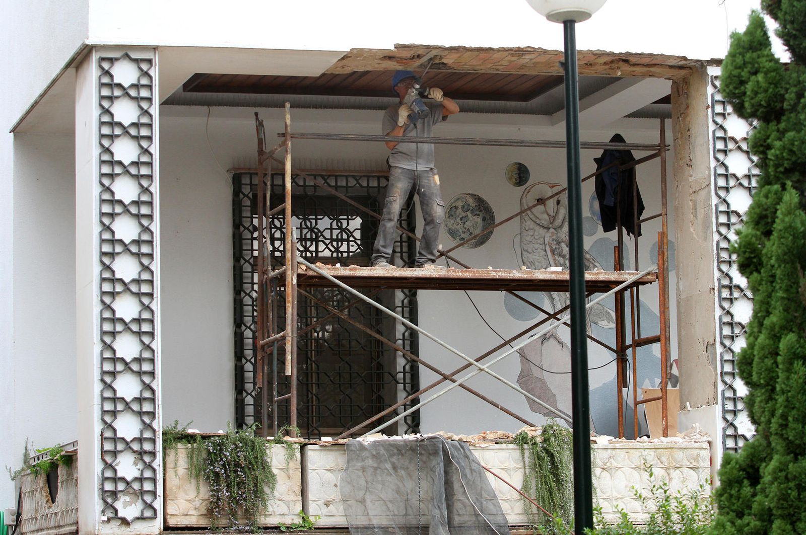 Un trabajador repara la zona dañana por el derrumbe en el Museo de Huelva.