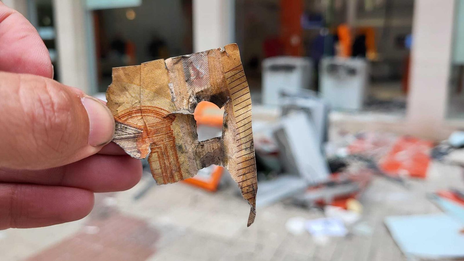 Restos de un billete calcinado.