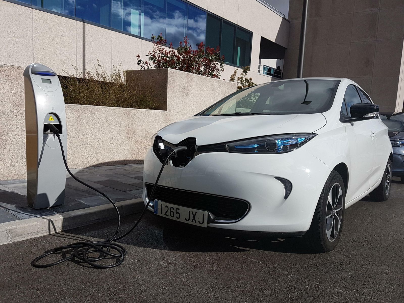 Un coche eléctrico, en un punto de recarga.