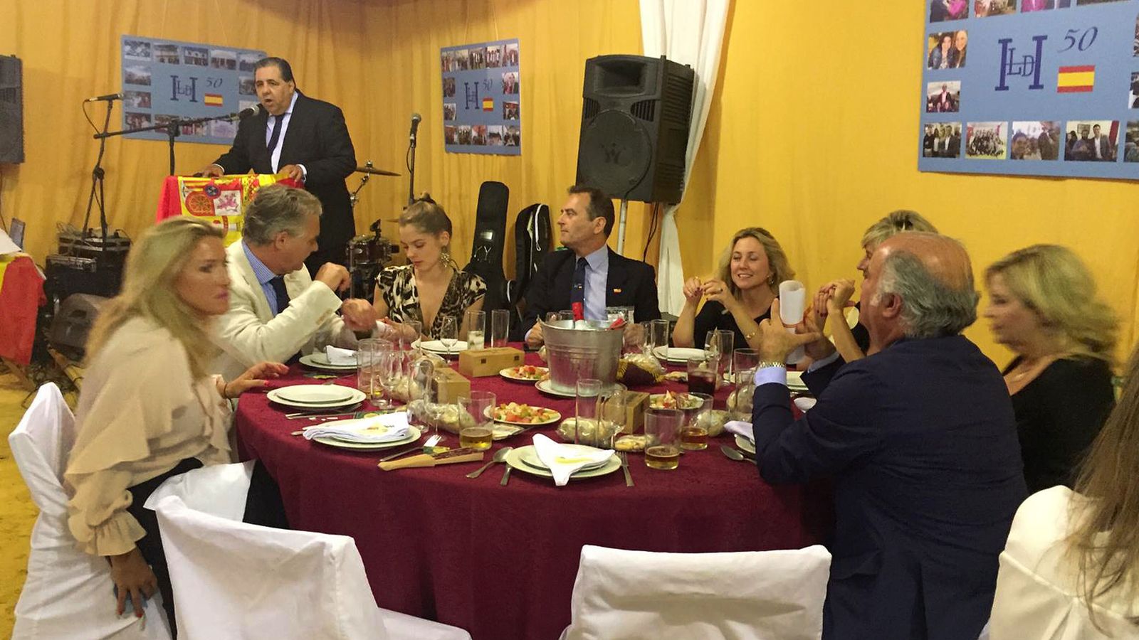 Un grupo de amigos durante la cena.