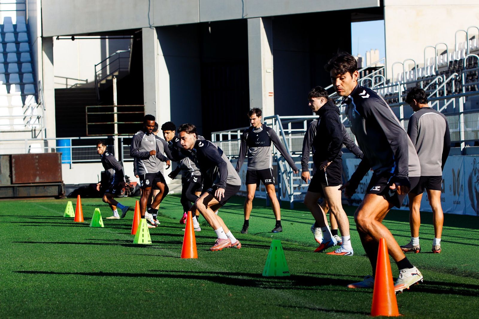 Jugadores de la Balona durante el último entrenamiento en La Línea, antes de viajar hacia Conil