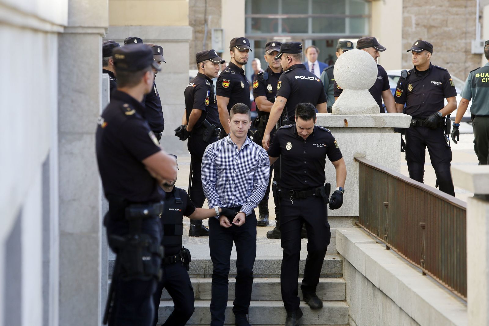 Roberto Izquierdo, alias 'El Ruso', a su entrada a la Audiencia de Cádiz.