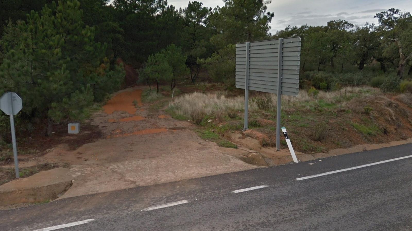 El camino por el que subimos el Alto de los Castaños desemboca en una carretera.