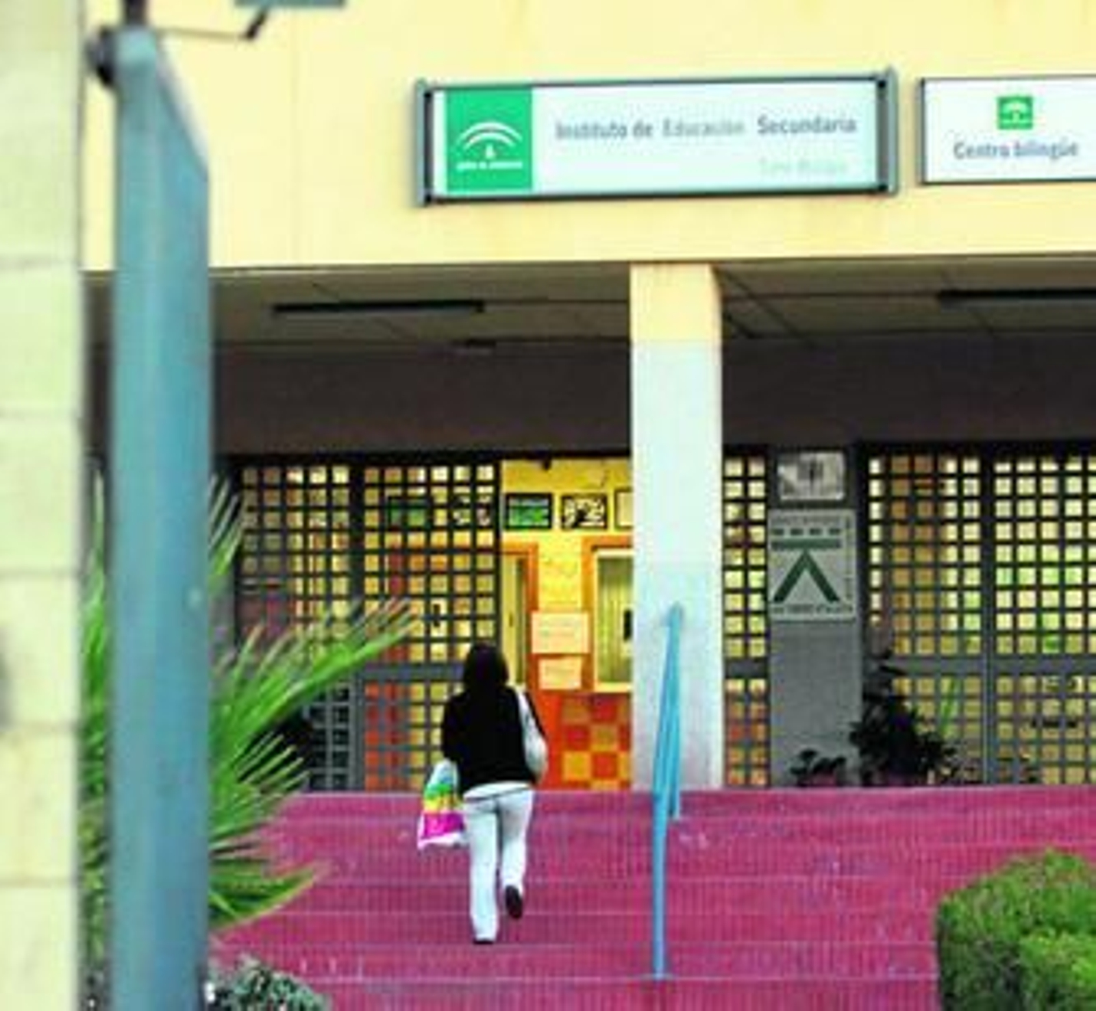 La entrada del instituto Torre Atalaya, ayer, a primera hora de la mañana.
