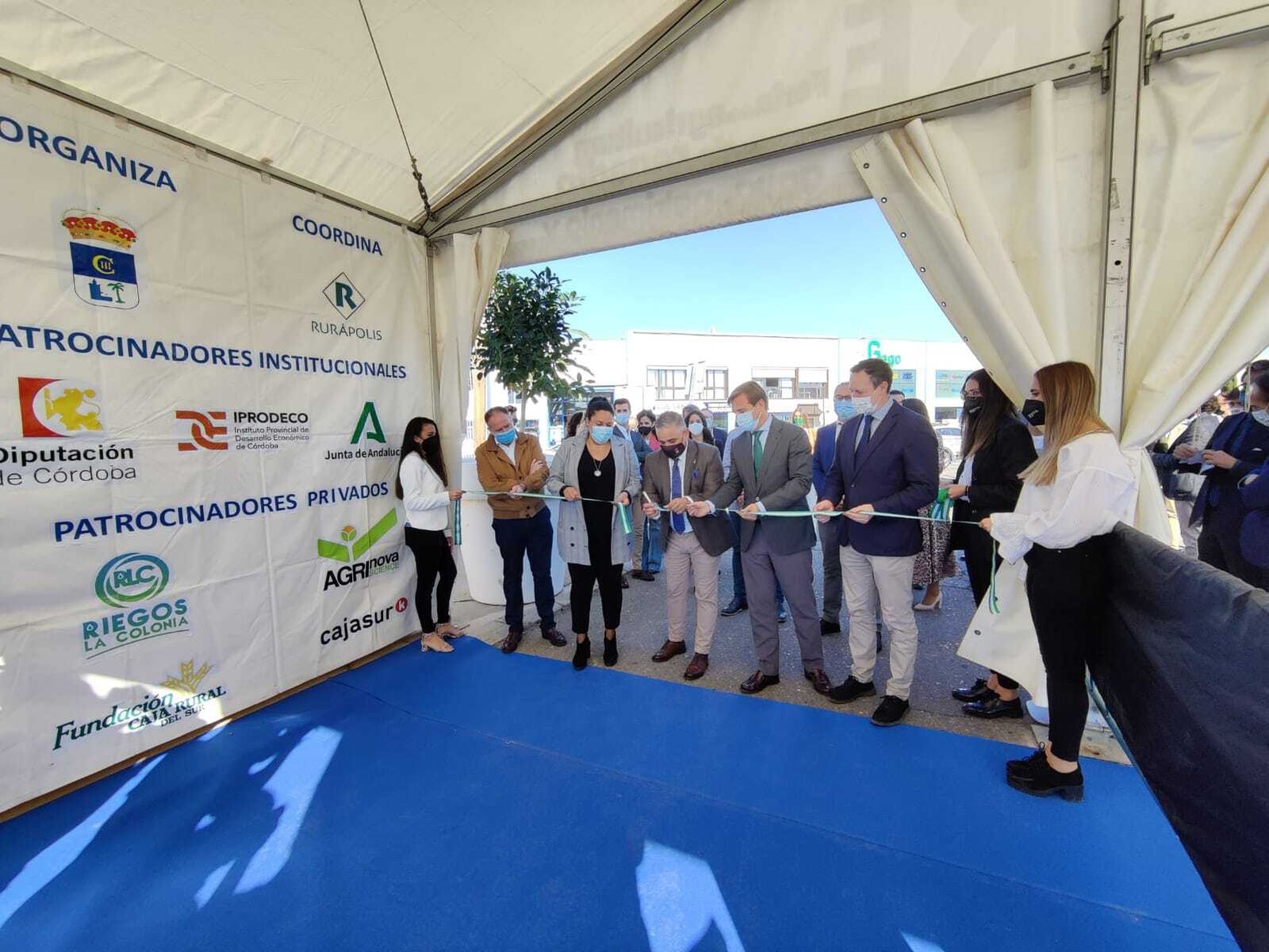 Protocolario corte de cinta de inauguración de la muestra.