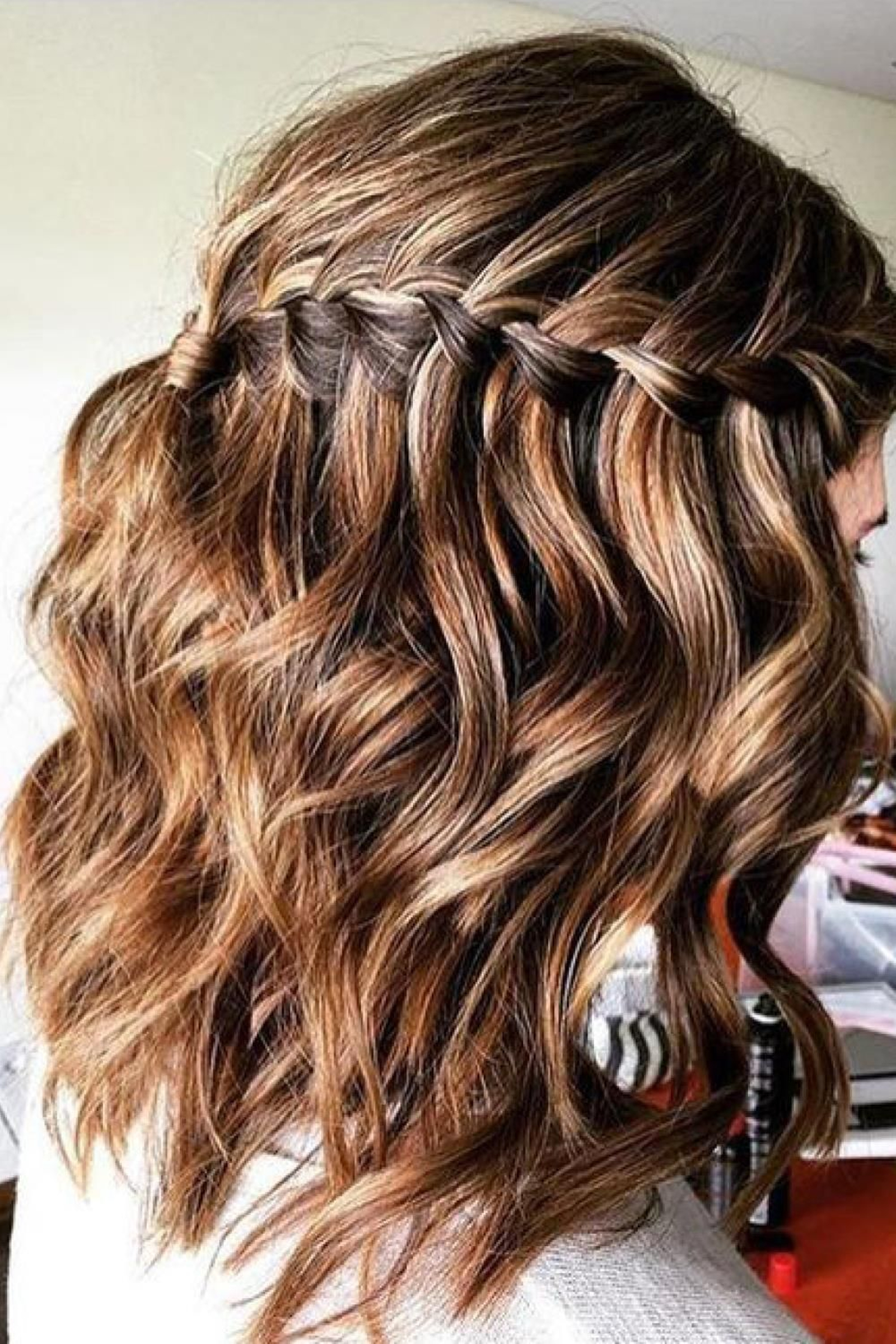 Peinado con pelo suelto y trenza de cascada. Peinado con pelo suelto y trenza de cascada.