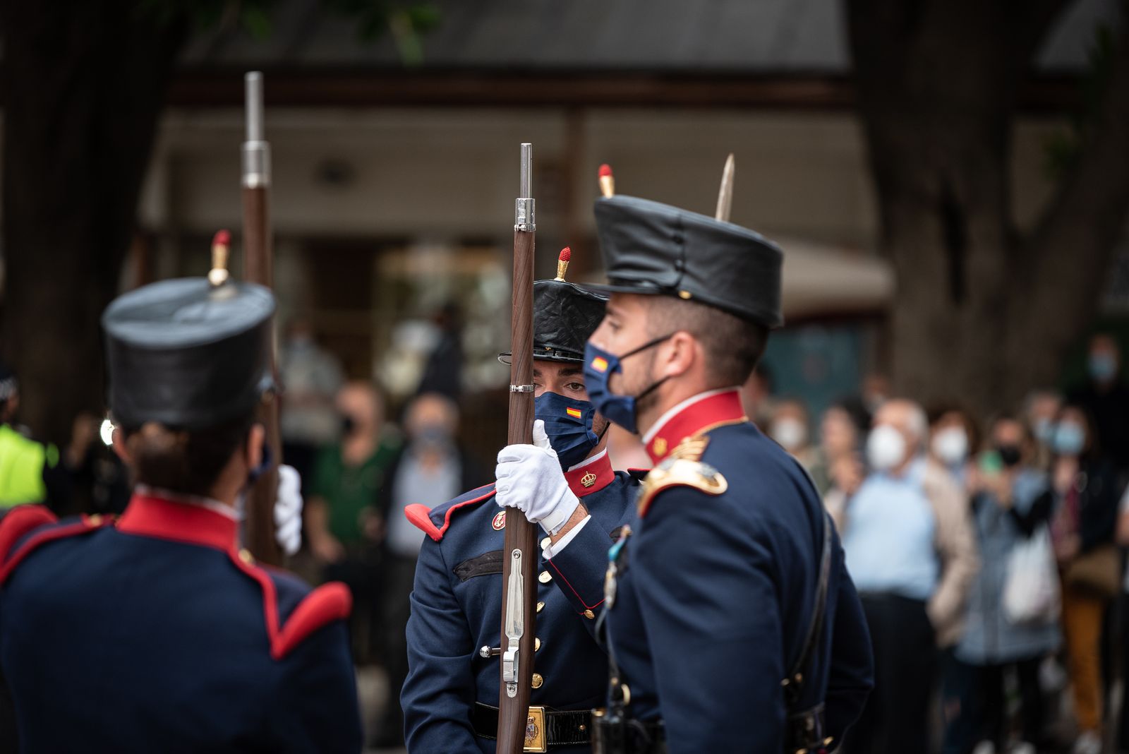Imágenes del desfile de la Guardia Real por el centro de Huelva