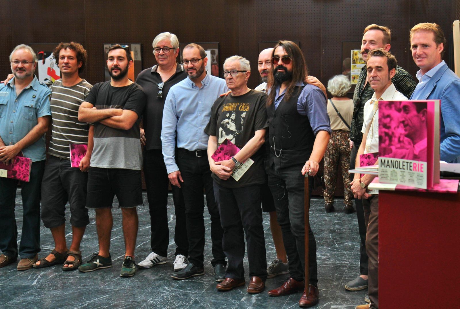 Representantes institucionales, los comisarios de la exposición y dibujantes, ayer, en la Sala Orive.