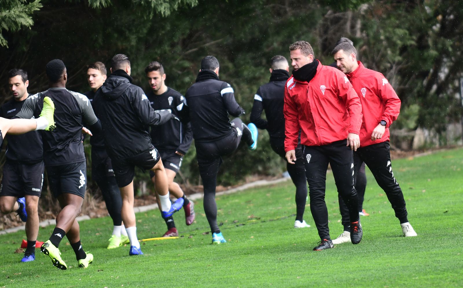 Curro Torres observa el trabajo de sus hombres en un entrenamiento.