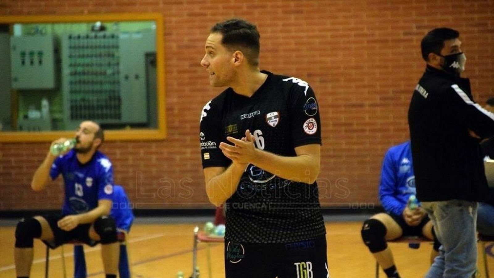 Flavio Calafell aplaude a sus jugadores en Cuenca.