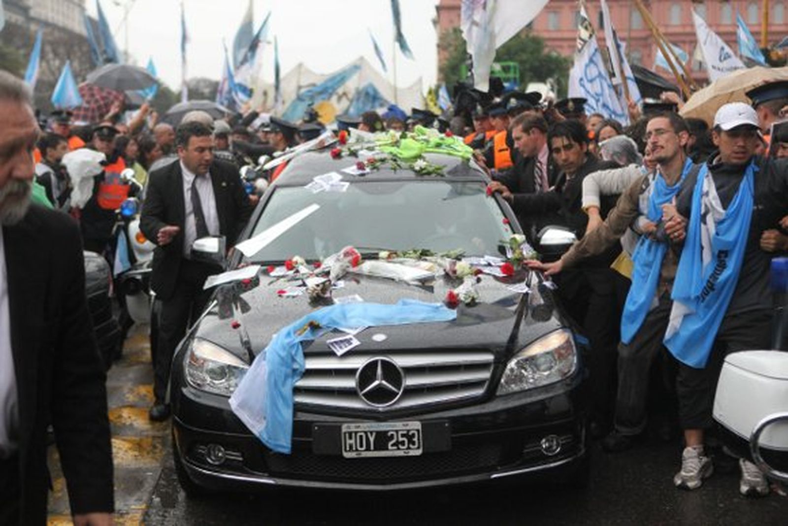 Argentina da su último adiós a Néstor Kirchner