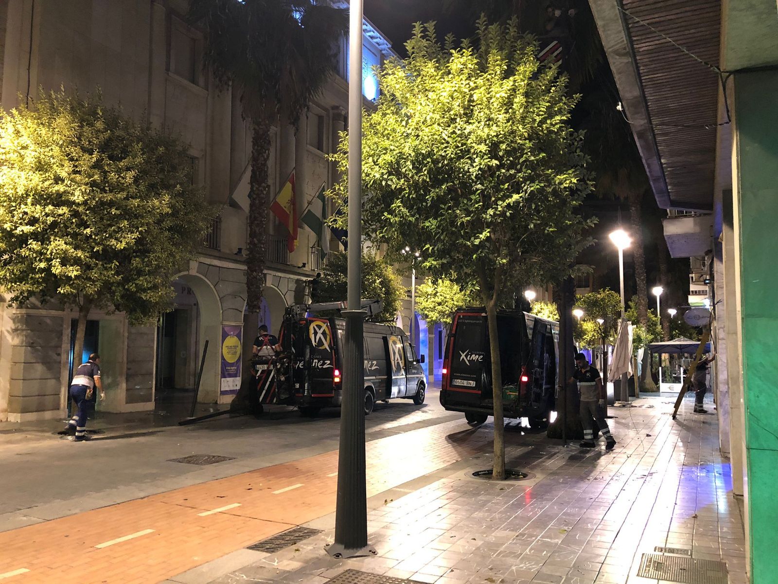 Los técnicos instalan los primeros postes en la Gran Vía la noche del jueves.