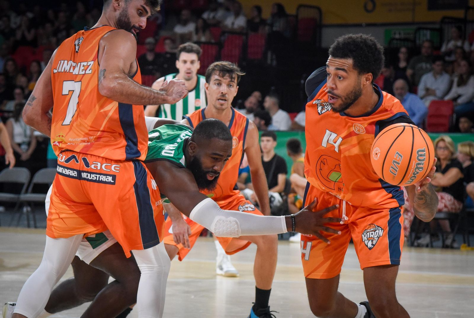 El Betis Baloncesto - CB Morón, en imágenes
