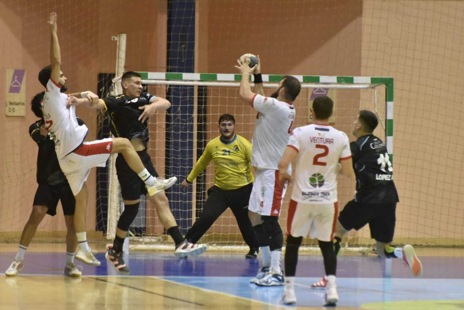 El exinternacional Juan Andreu toma el balón en medio de la defensa algecireña