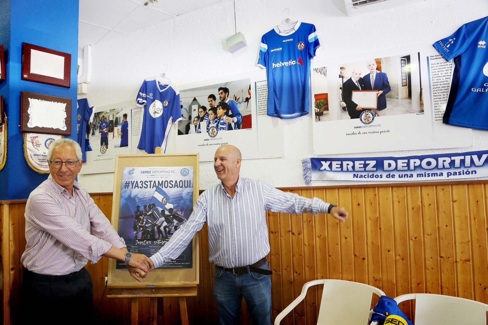 Rafael Coca y Juan Bellido, tras descubrir ayer el cartel de la campaña de socios 2018-19 del Xerez DFC.