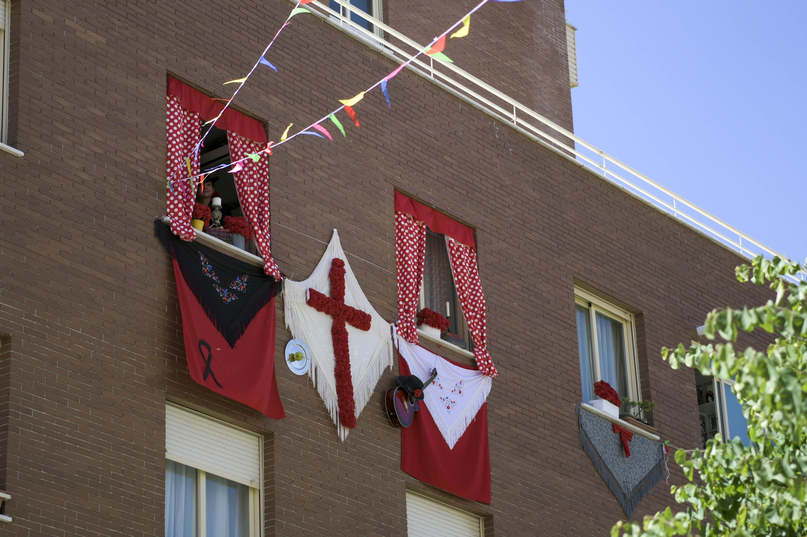 Las ventanas y fachadas también se engalanan