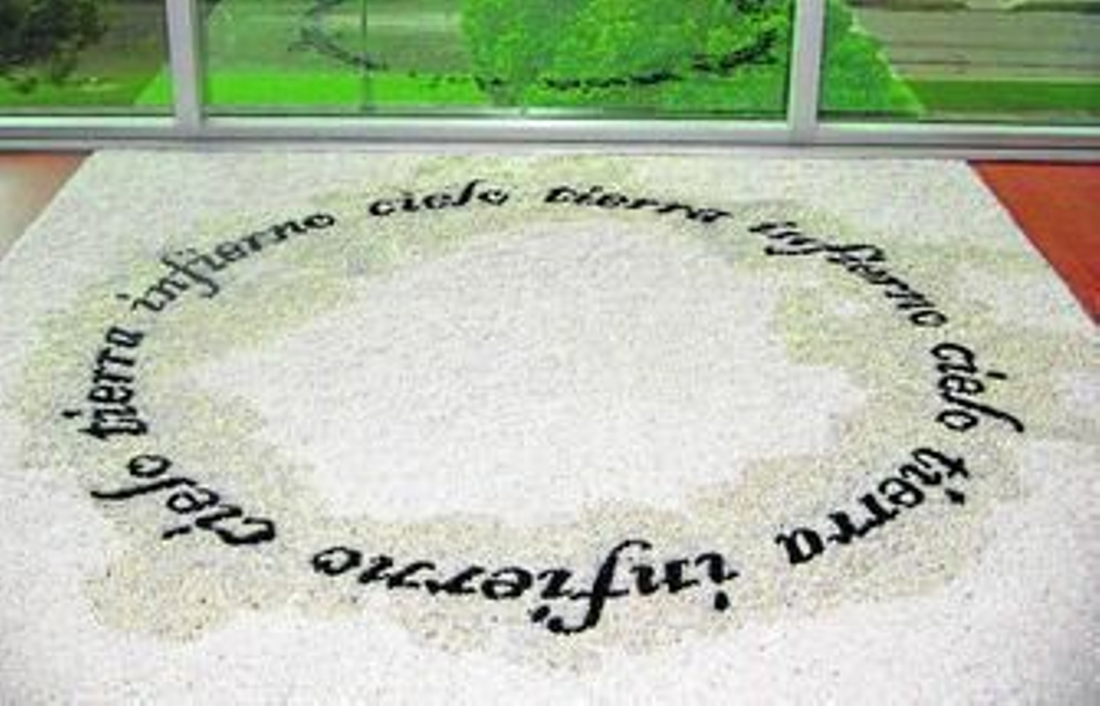 1. La obra 'Aquí', de Lucía Madrid. 2. Fernando Rubio con 'Dejar Huella'. 3. La obra del colectivo DESEda.  4. Alfonso Borragán con su 'Cerámica Negra'. 5. 'Objet Nature', de los franceses Les Intouchables.