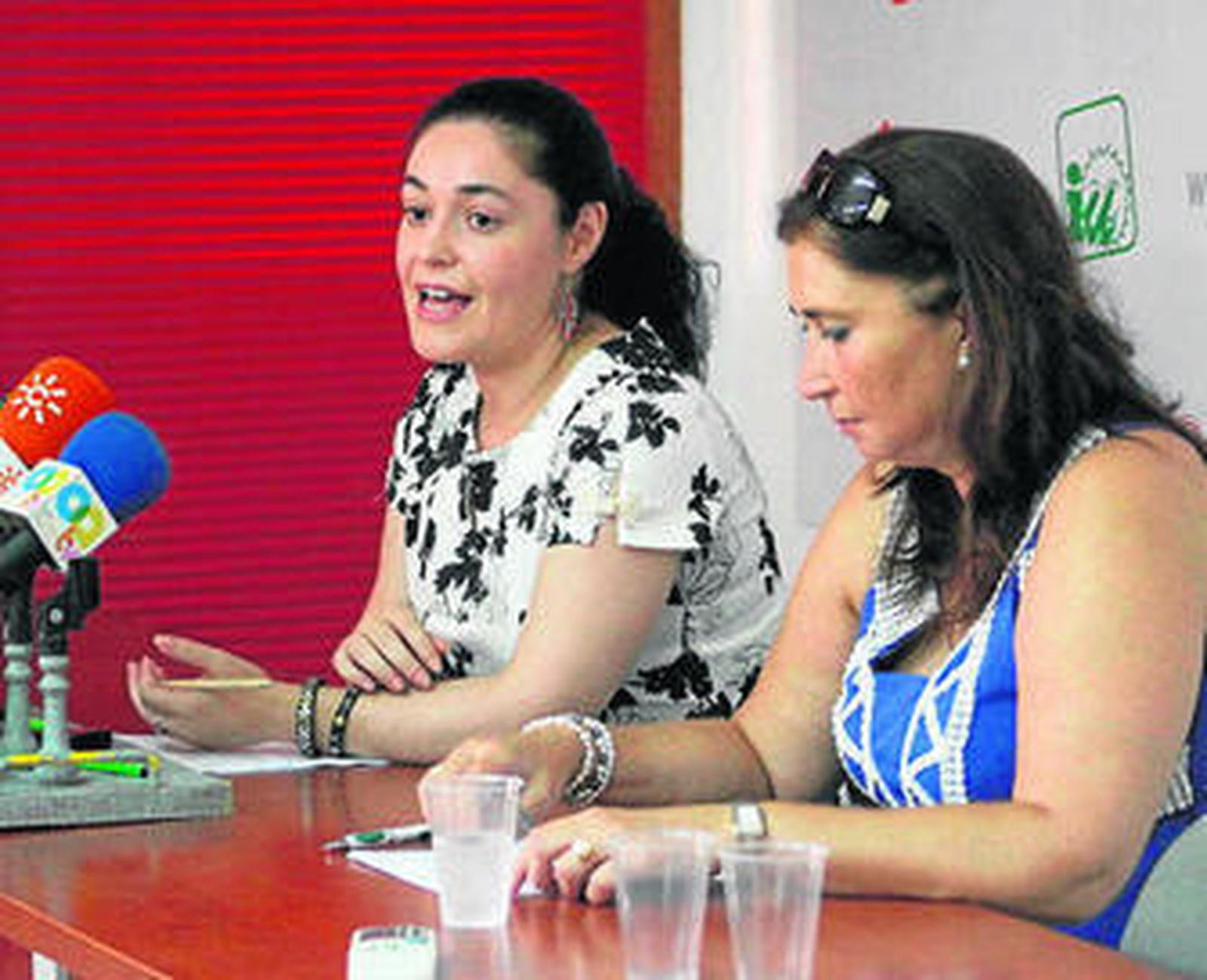 Inmaculada Nieto (izquierda), junto a Ascensión Sotomayor, ayer.