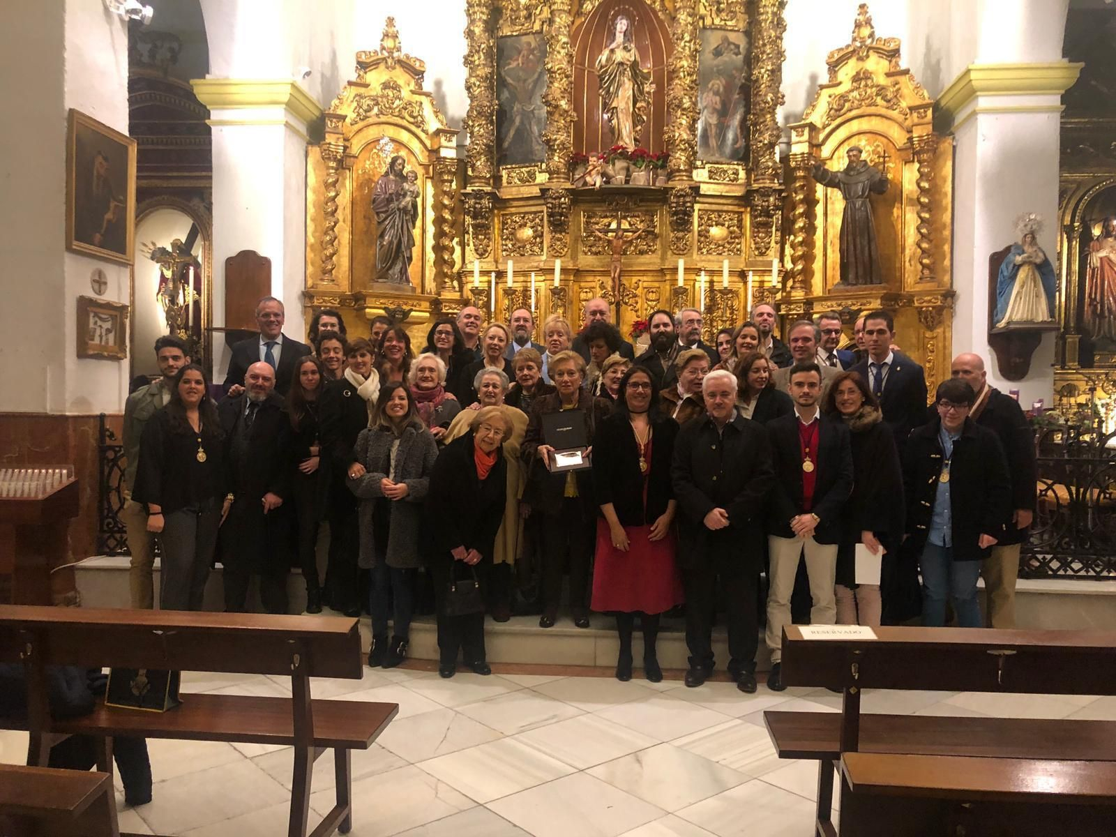 Familiares de Emilio de Villar y hermanos del Gran Poder, en el santuario de la Inmaculada