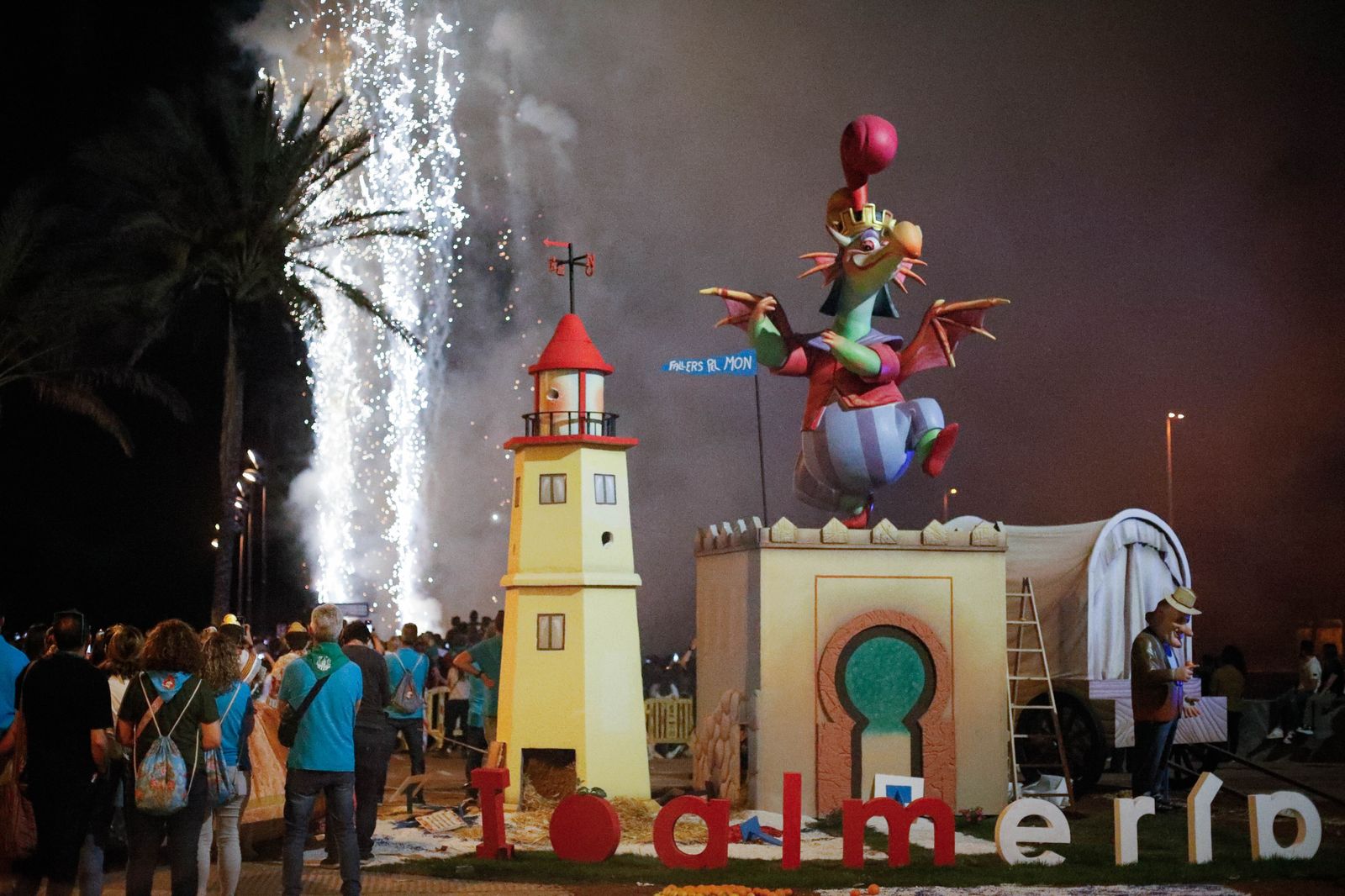 La cremá de las fallas cierra el ‘Fallers pel Món’ en imágenes