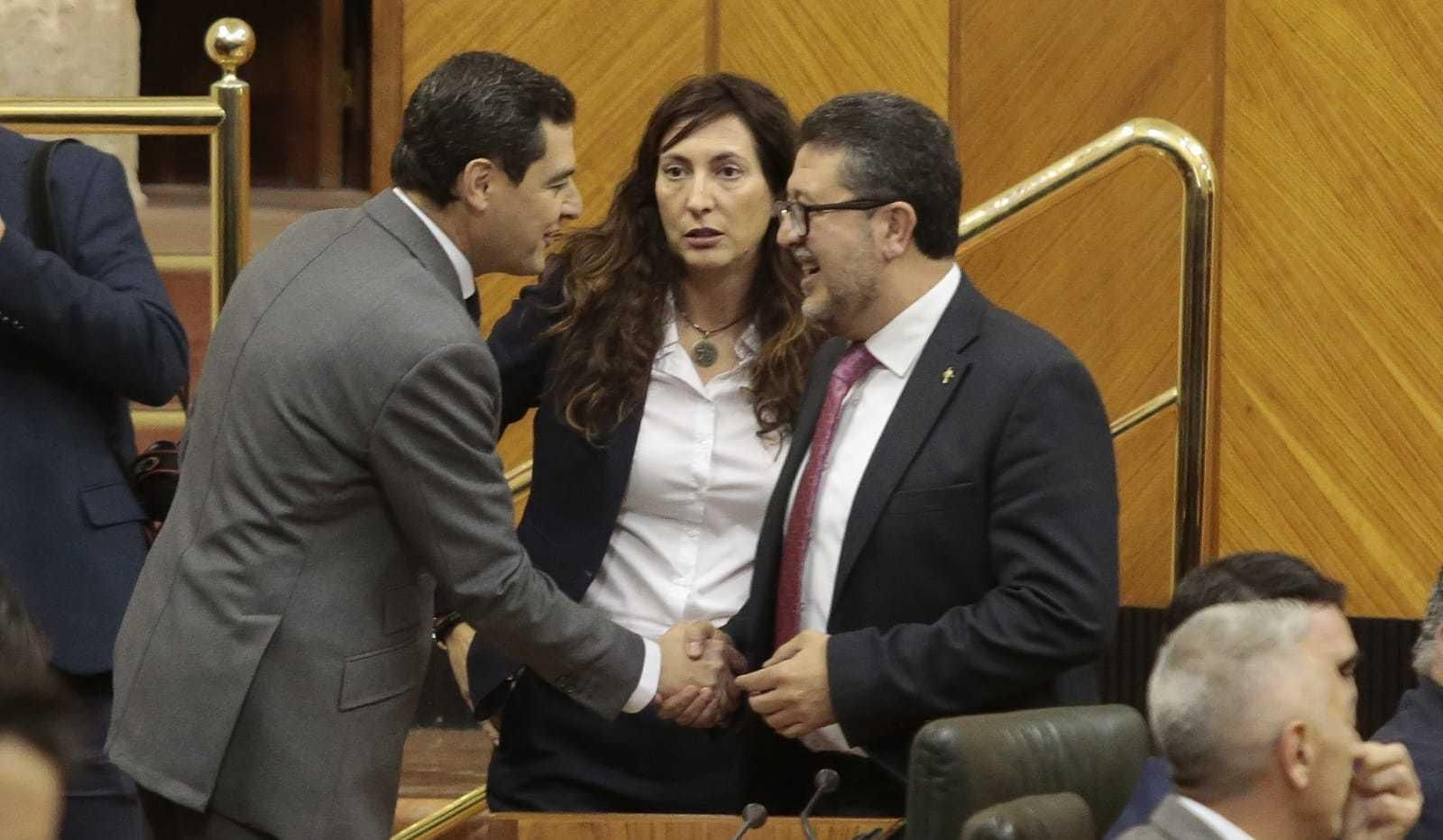 El popular Juanma Moreno saluda a Francisco Serrano, de Vox. El popular Juanma Moreno saluda a Francisco Serrano, de Vox.