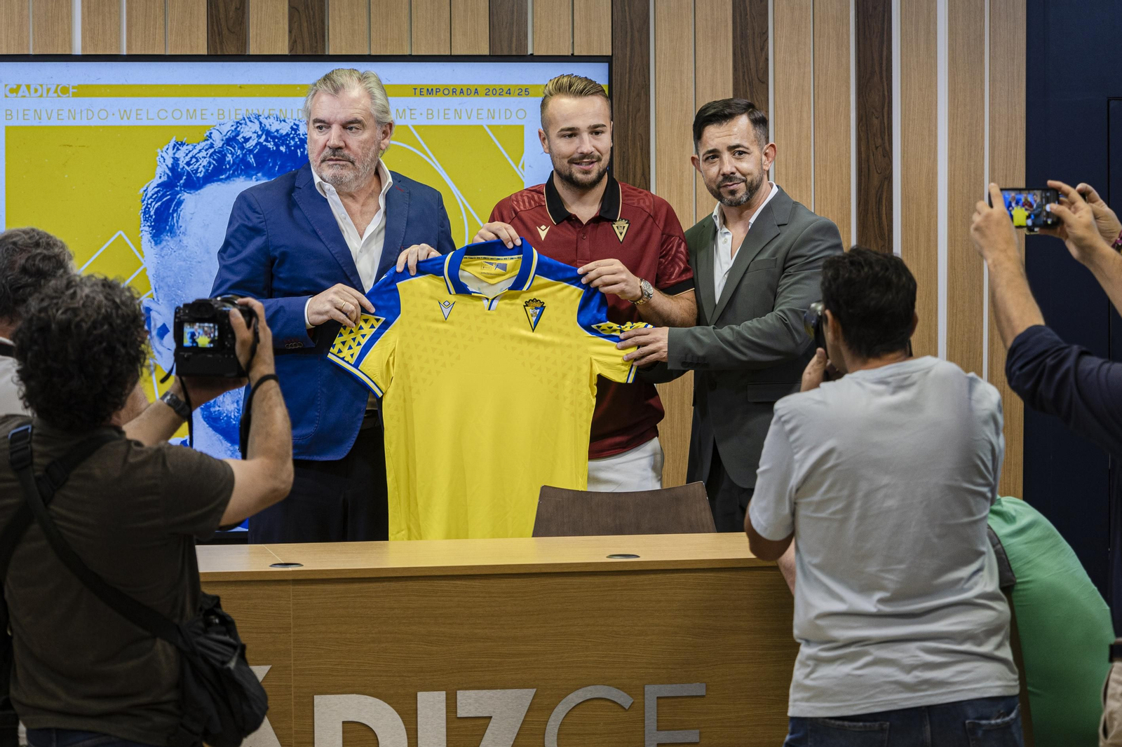 Las inusuales imágenes de la presentación de Ontiveros como nuevo jugador del Cádiz CF
