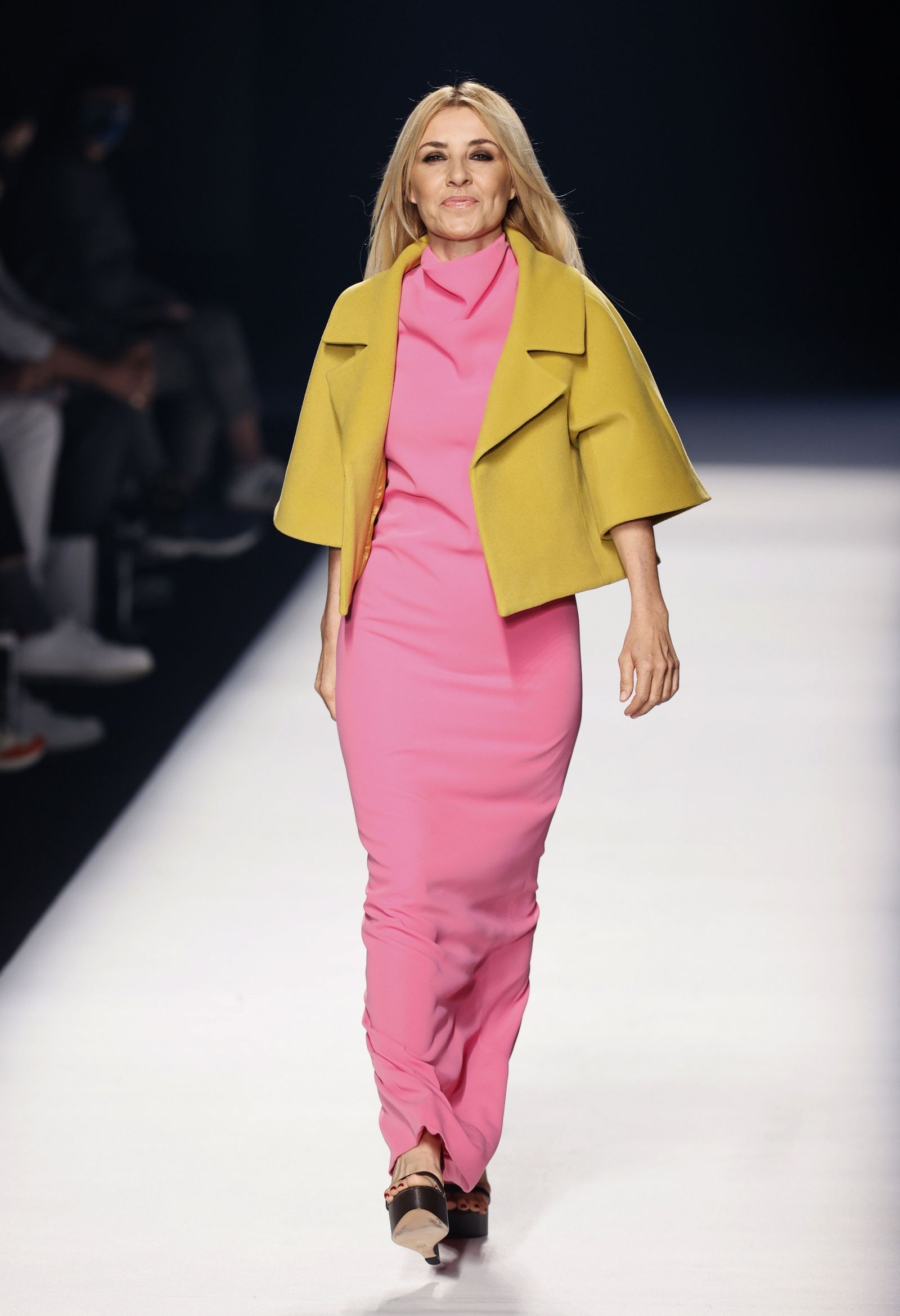 Cayetana Guillén Cuervo con conjunto de vestido y chaqueta de Ángel Schlesser.