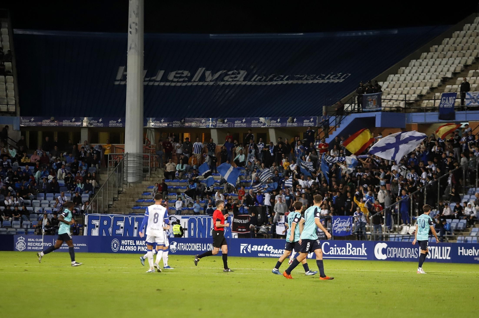Gran ambiente en las gradas del Nuevo Colombino para el Recre-At Sanluqueño, en imágenes