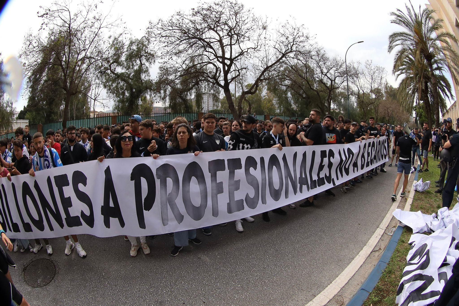 Durísimas críticas de la afición del Málaga CF en la protesta
