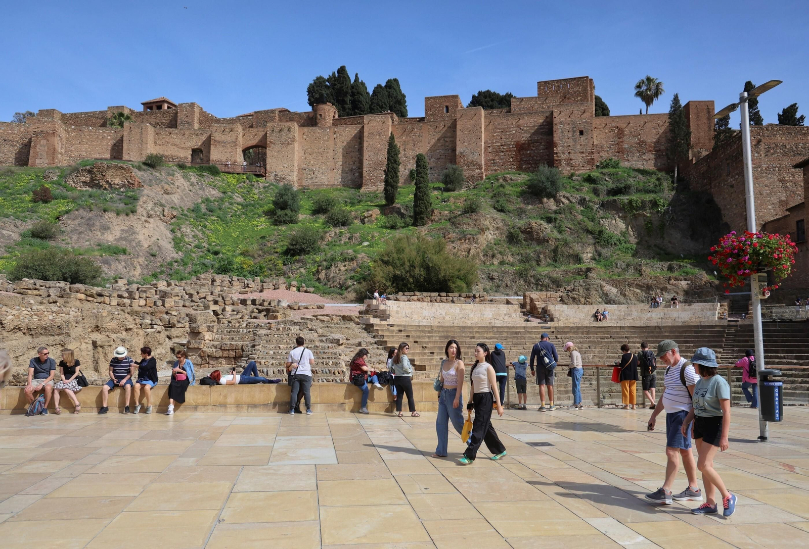 Turistas paseando por Málaga. Turistas paseando por Málaga.