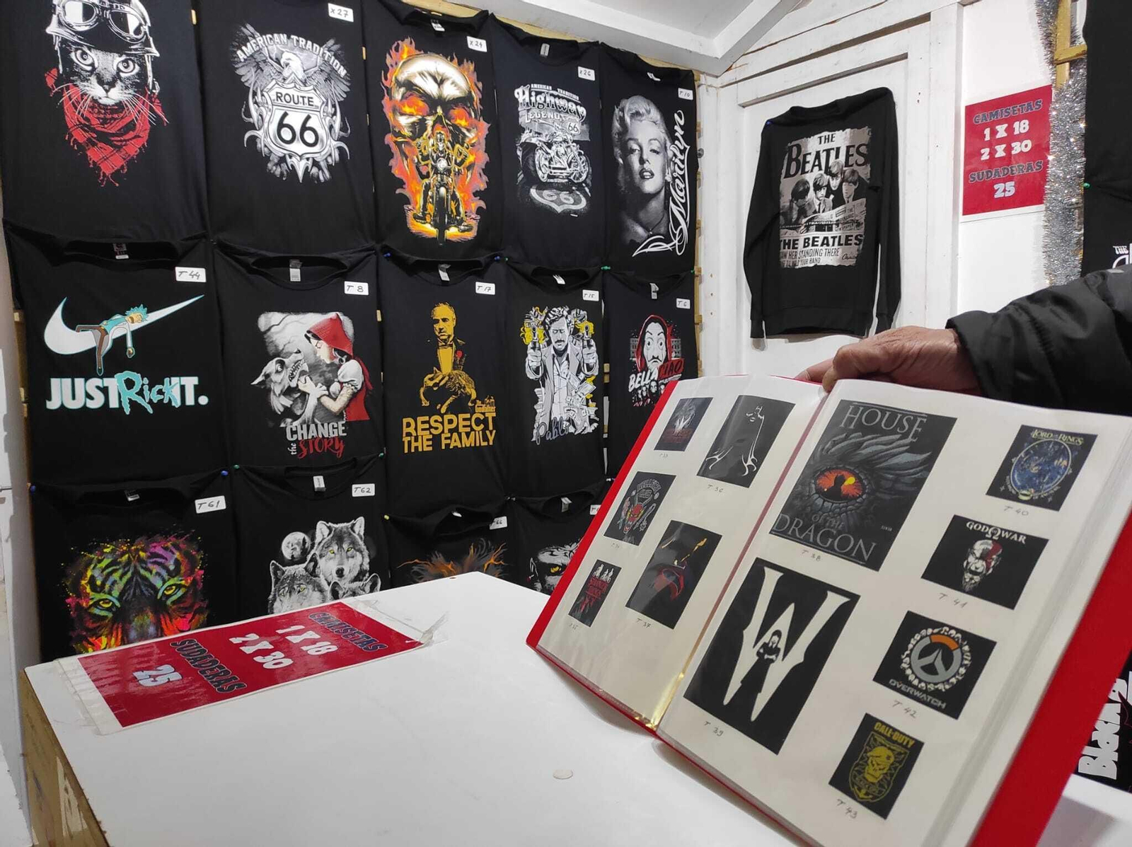 Camisetas exclusivas que solo podrás encontrar en el Mercado de Navidad de Jaén. Elige tu diseño favorito.