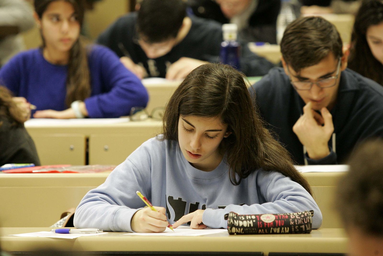 Una estudiante realiza una prueba de matemáticas, en imagen de archivo