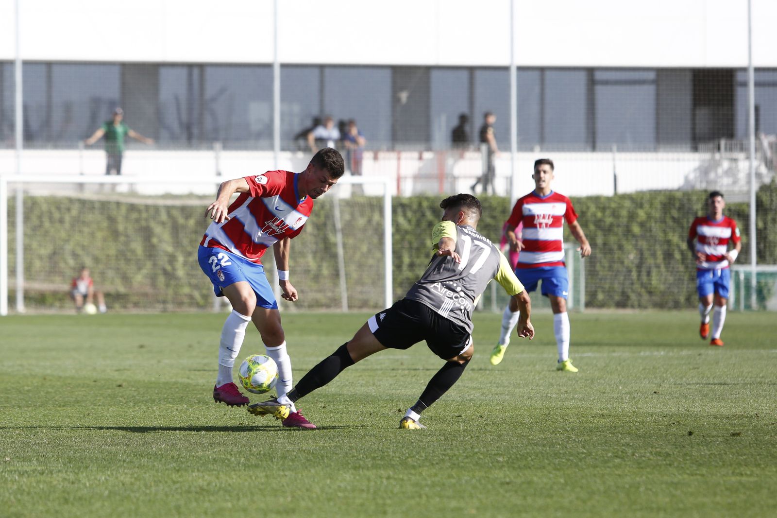 Adri Butzke supera a un defensor durante el choque ante el Sanluqueño