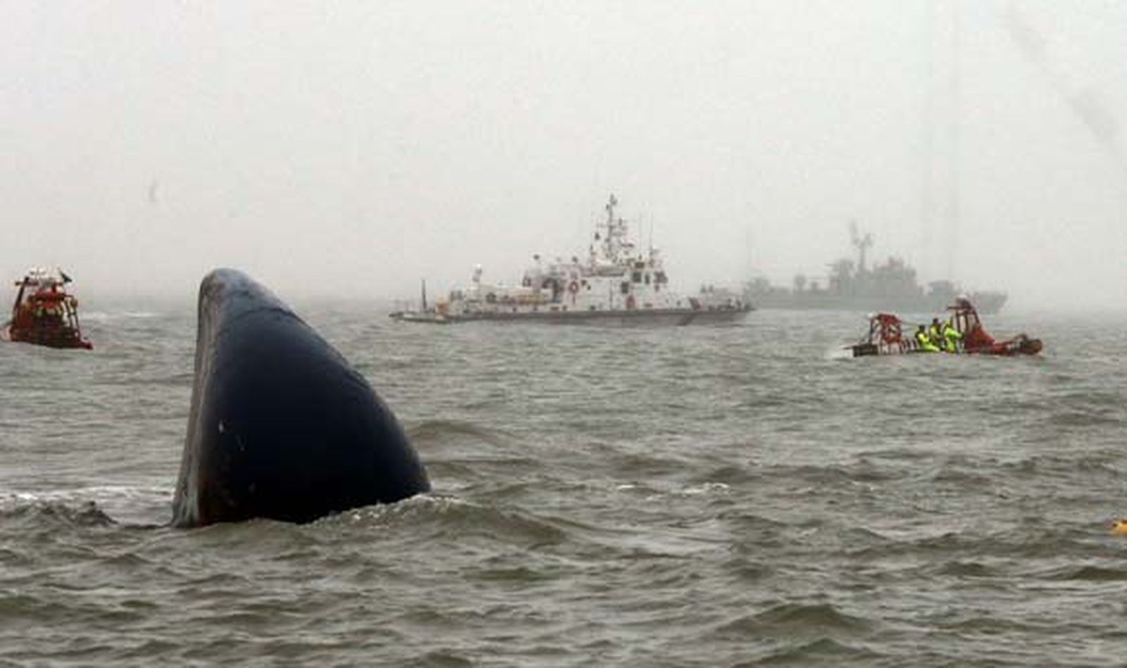 Detenidos el capitán y dos tripulantes del ferri surcoreano hundido por abandonar el barco