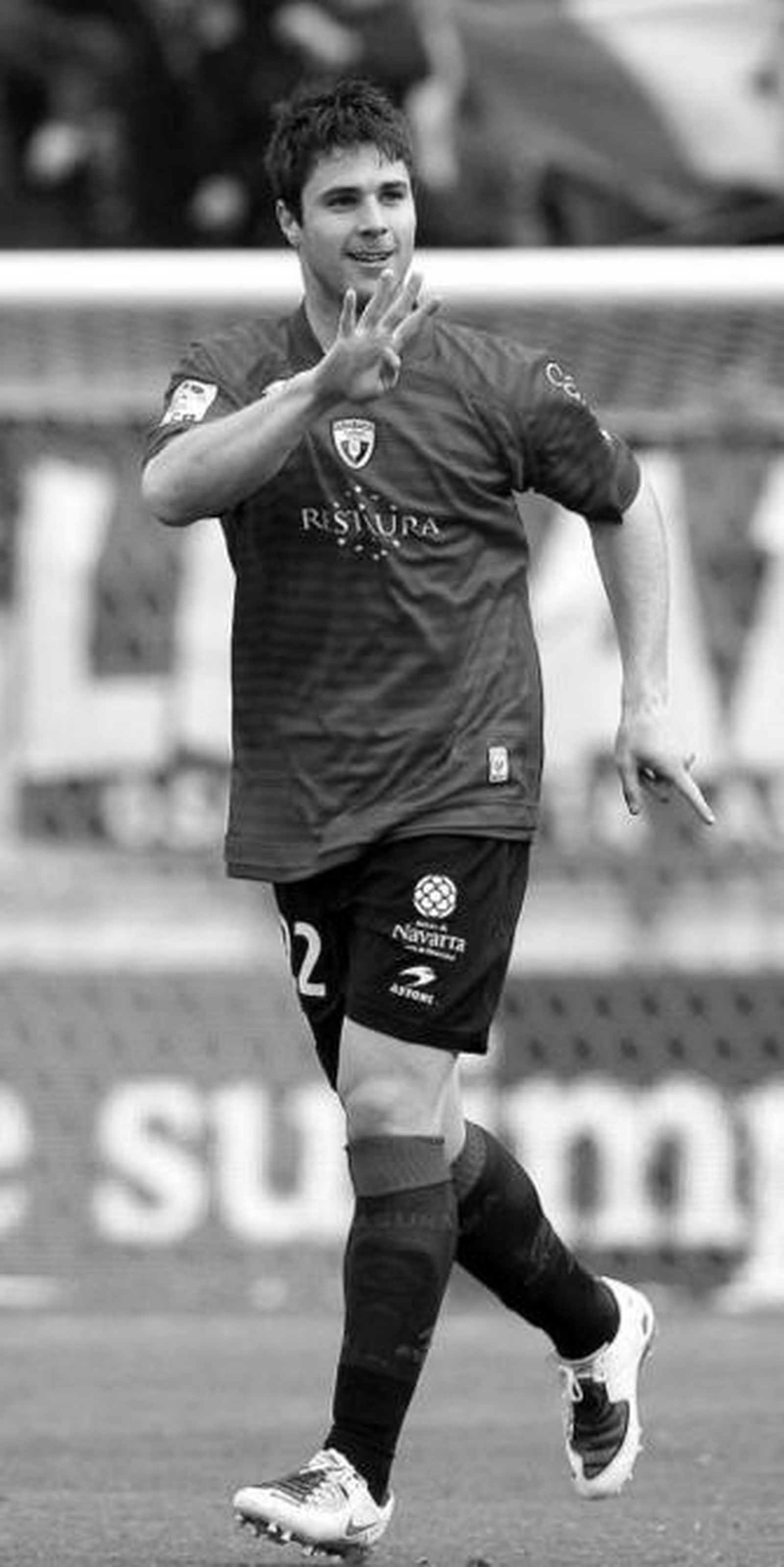 Kike Sola celebra su gol ante el Atlético en Pamplona.