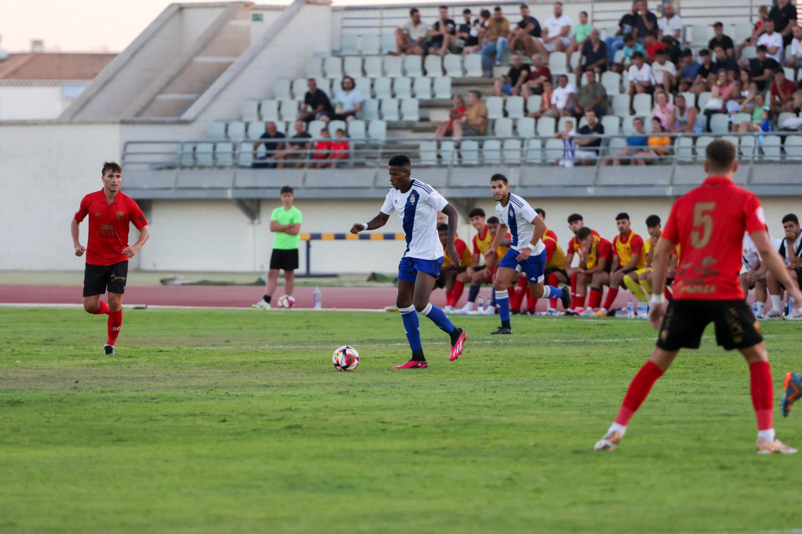 Jugada durante el Ayamonte CF-Recre.