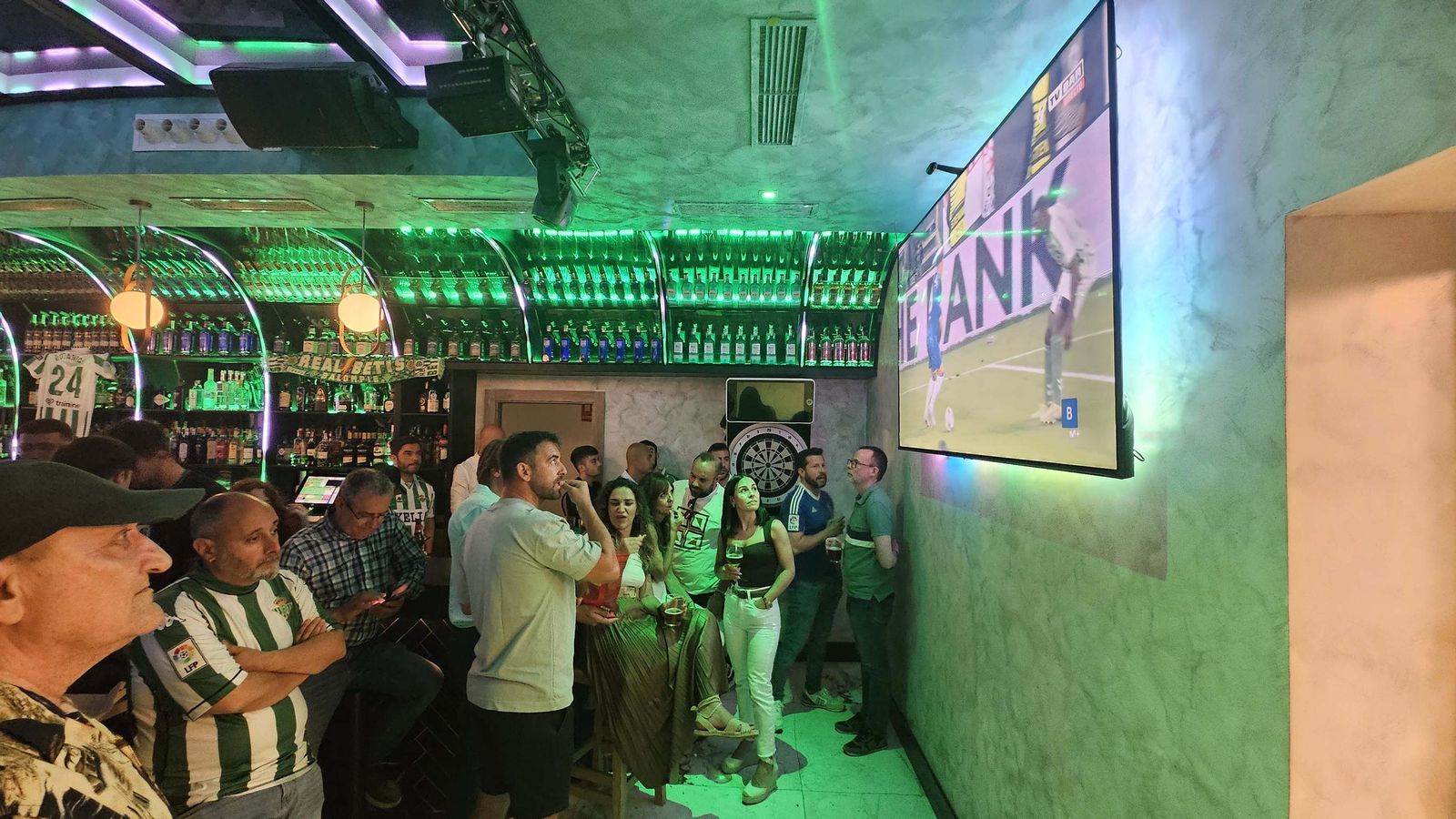 Así vivieron los béticos de Algeciras la final de la Conference League contra el Chelsea en el Botanic