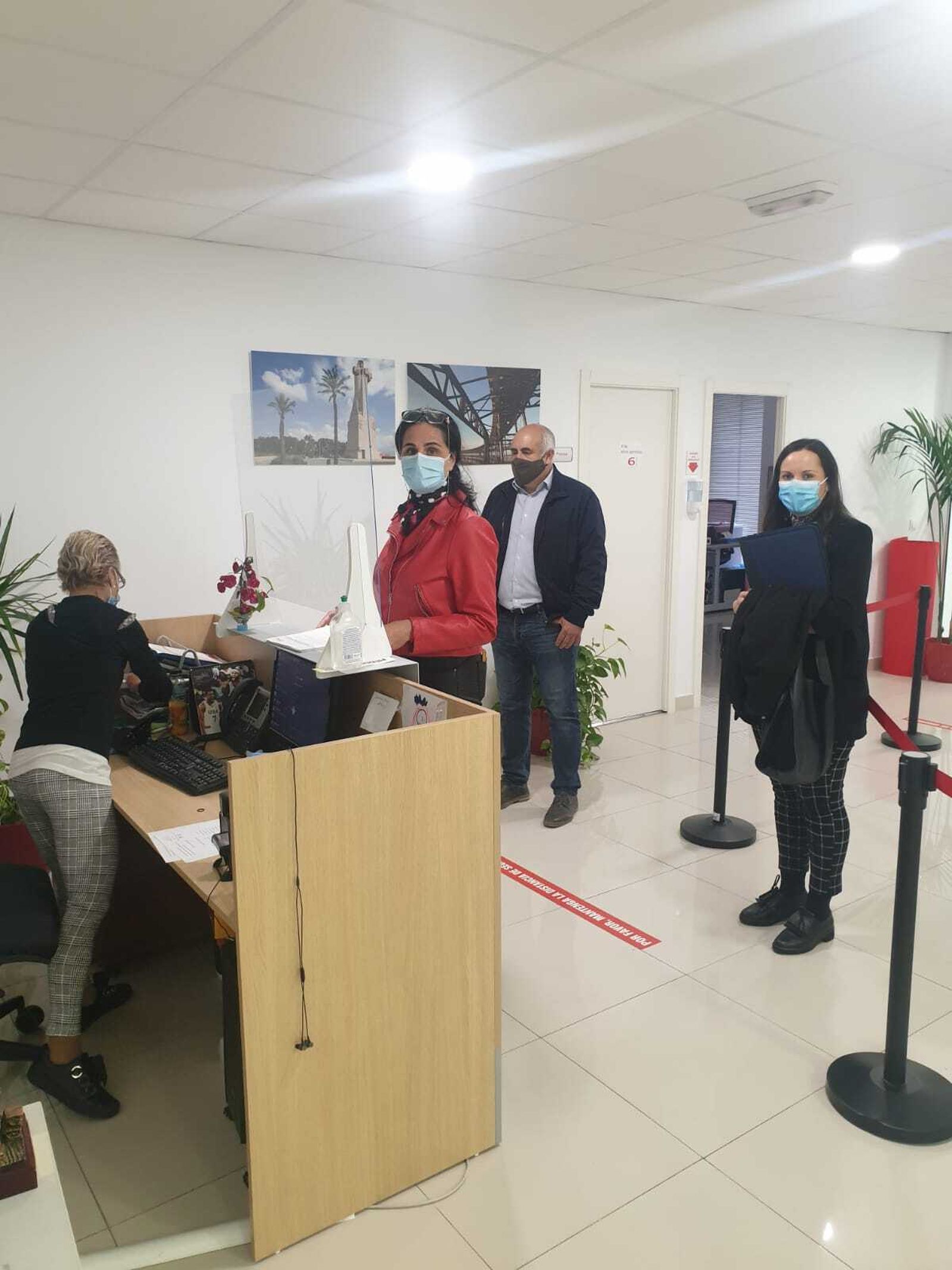 La alcaldesa de Paymogo entrega el escrito en la sede del PSOE de Huelva.