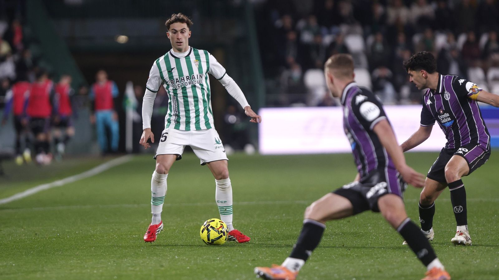 Mikel Goti controla el balón mientras dos jugadores del Valladolid lo vigilan.