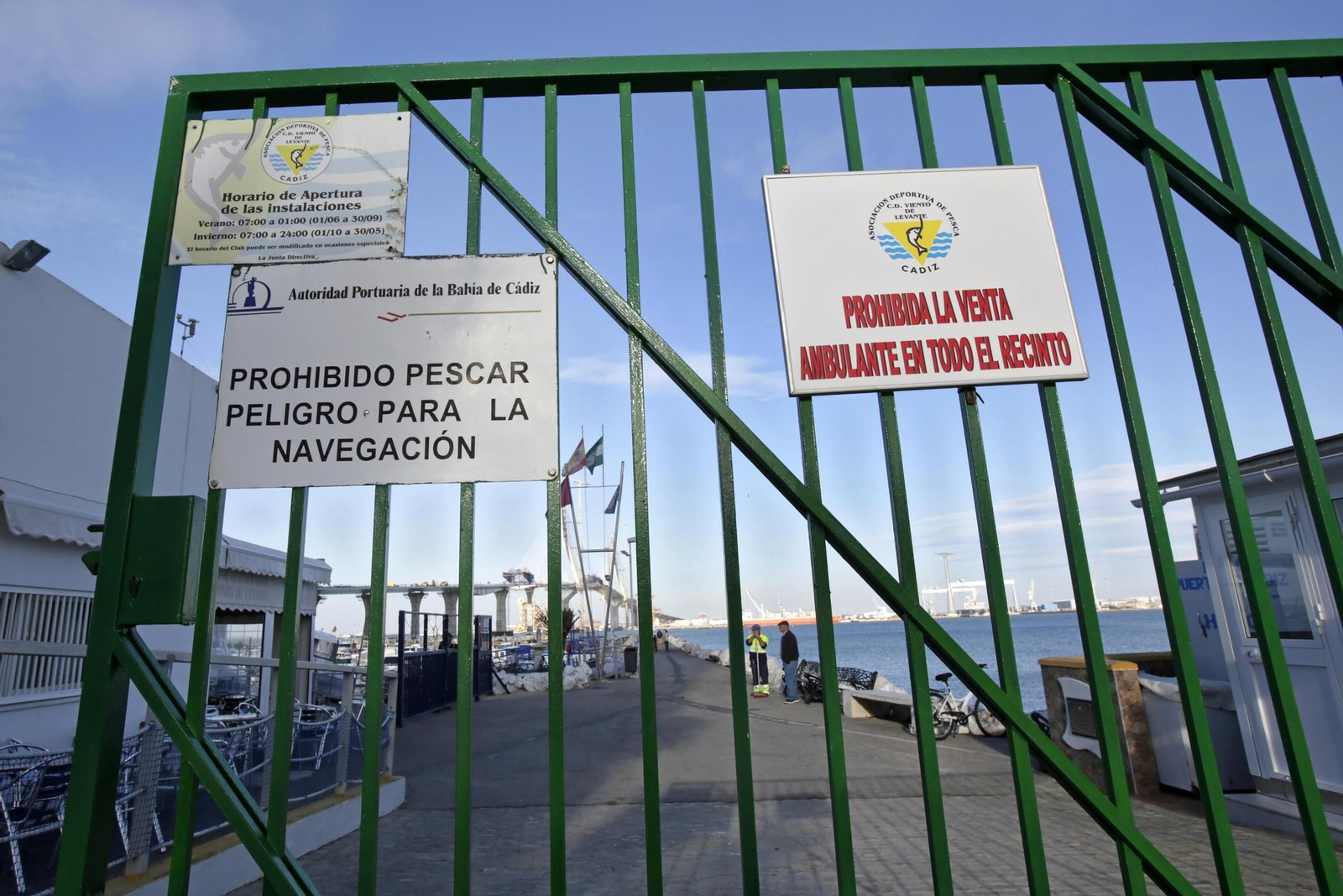 Puerta de acceso al club Viento de Levante.