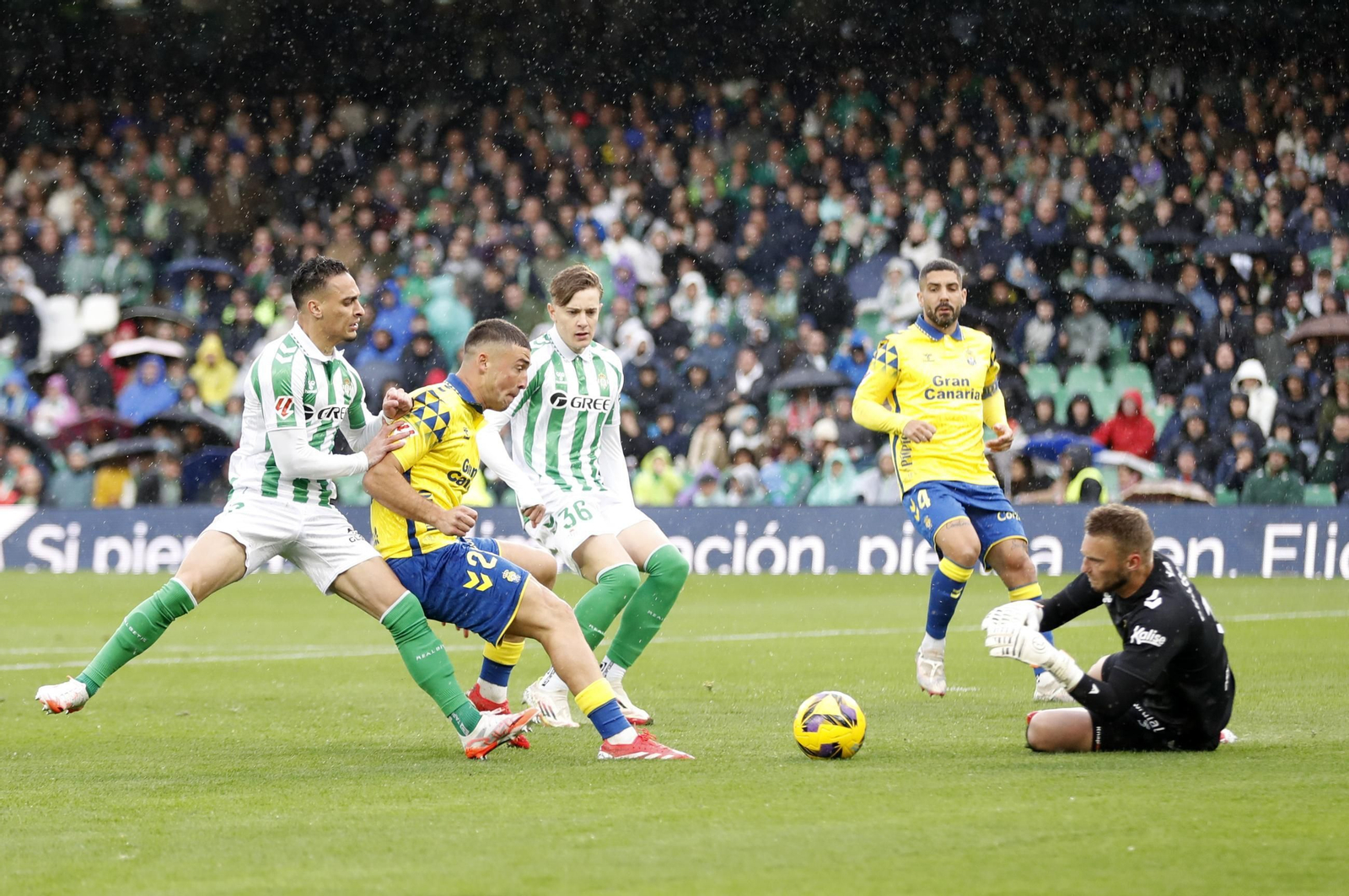 Antony intenta llegar a un balón ante Herzog.