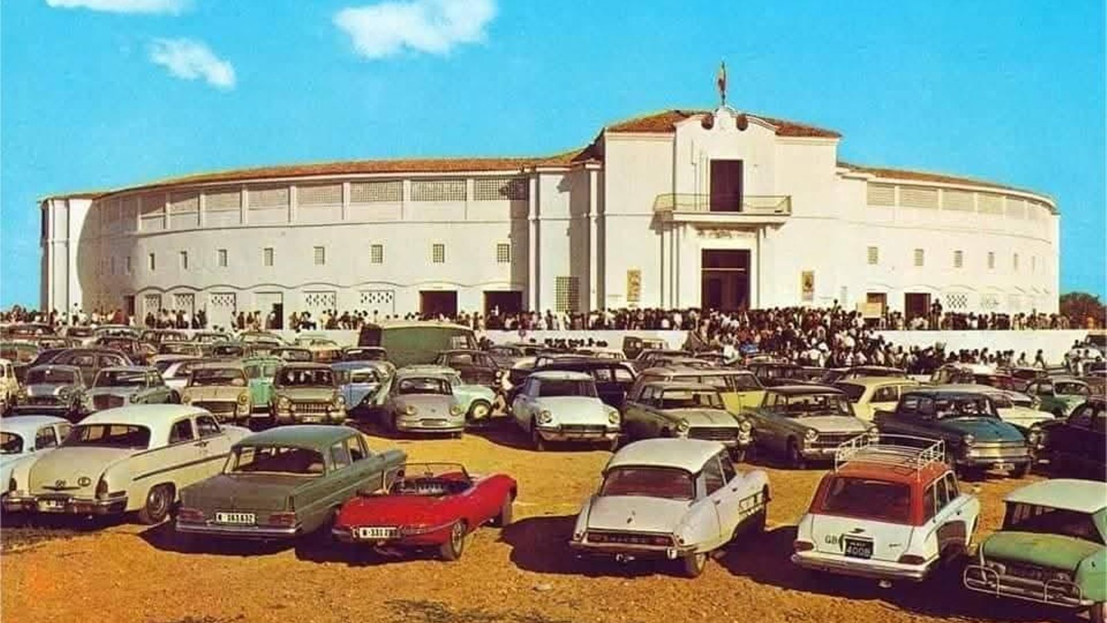 Plaza de Toros de Marbella en 1977. Plaza de Toros de Marbella en 1977.