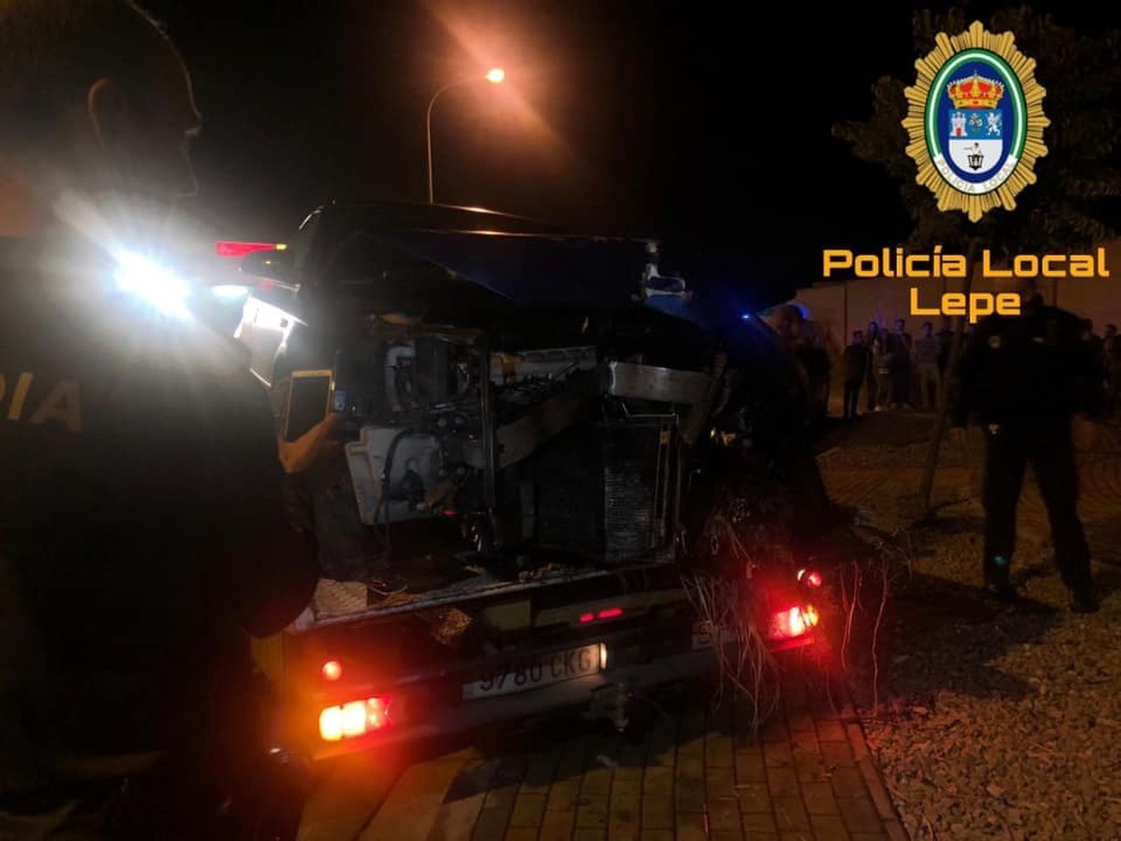 Imagen del estado en el que quedó uno de los vehículos en una imagen difundida por la Policía Local de Lepe.