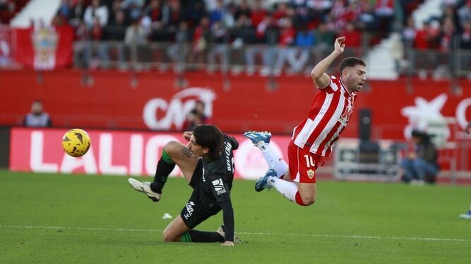 Bellerín le entra a Embarba en la jugada que acabó con la expulsión del catalán.