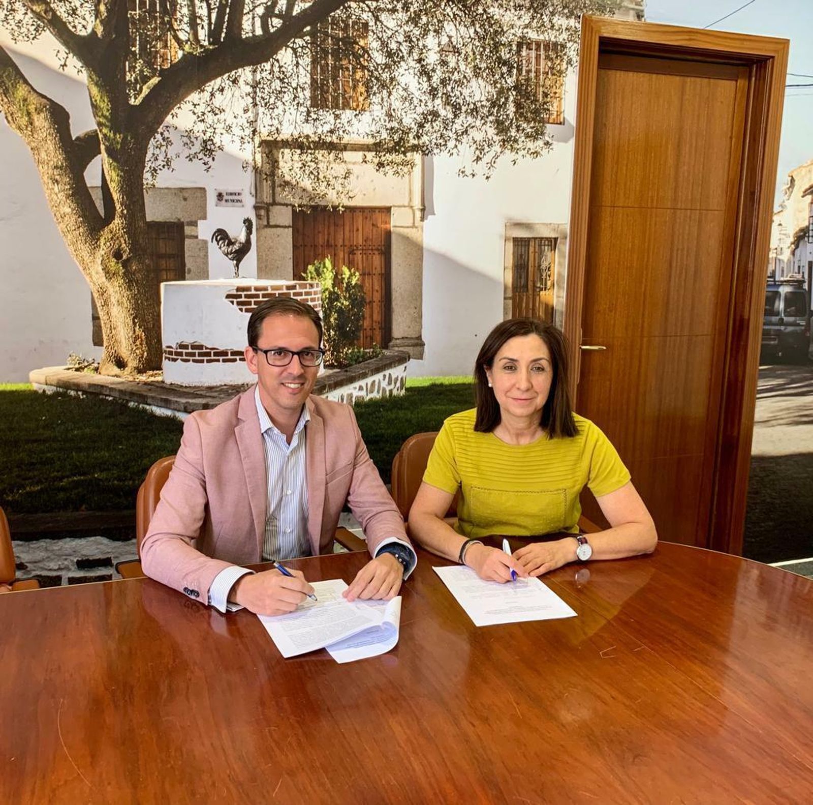 Santiago Cabello y María Salomé Moreno renuevan el convenio.