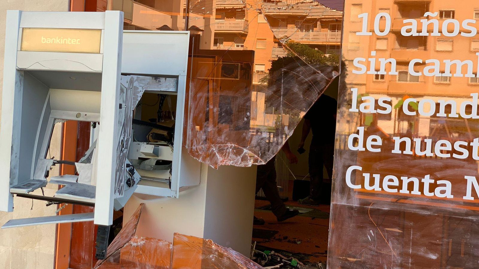 Daños del robo en la sucursal de Bankinter de Teatinos.